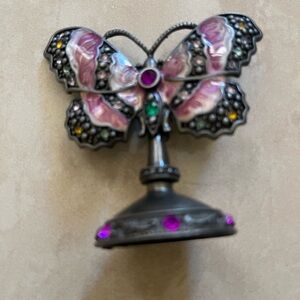 Elegant Butterfly Wall Decor with Pink and Black Accents